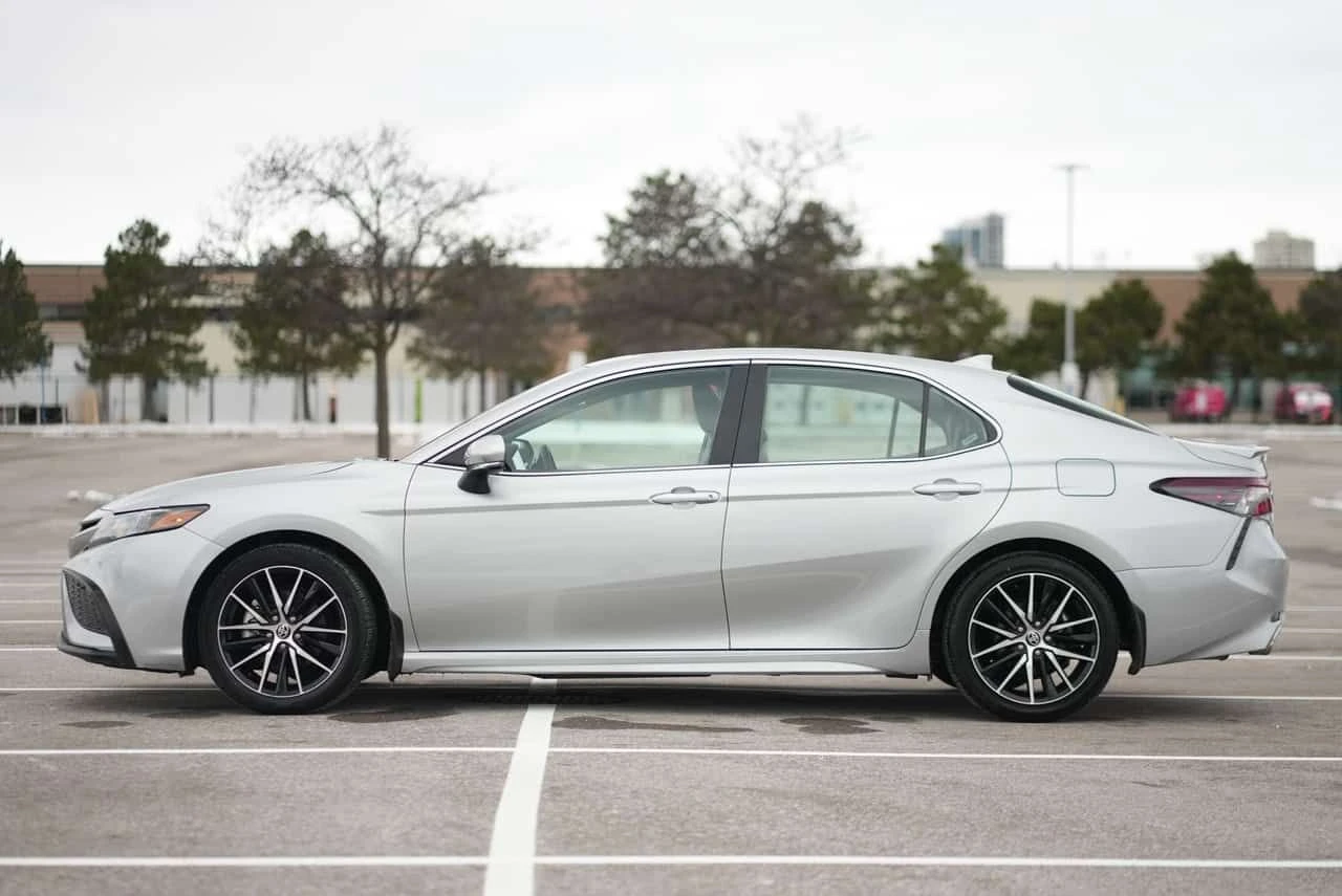 Toyota Camry * Hybrid * ЛИЦЕНЗИРАН ДИЛЪР * АВТОКРЕДИТ, снимка 2 - Автомобили и джипове - 54737591