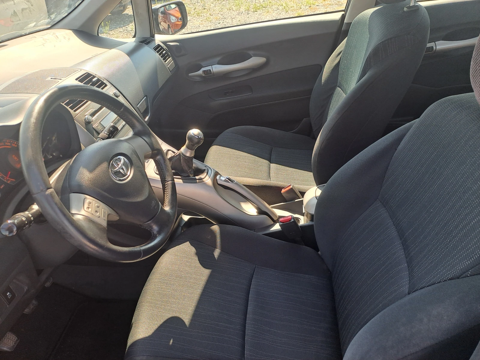 Toyota Auris 1.4VVTi 97k.c., снимка 6 - Автомобили и джипове - 56128816