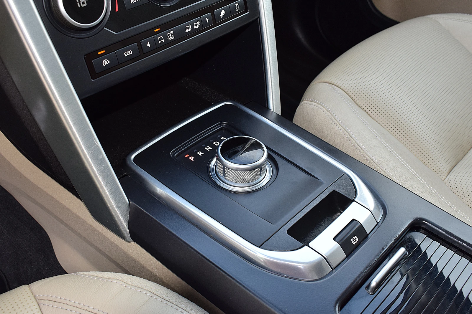 Land Rover Discovery Sport 2.0ШВЕЙЦАРИЯ/КОЖА/НАВИ/LANE ASSIST/4x4 - изображение 8