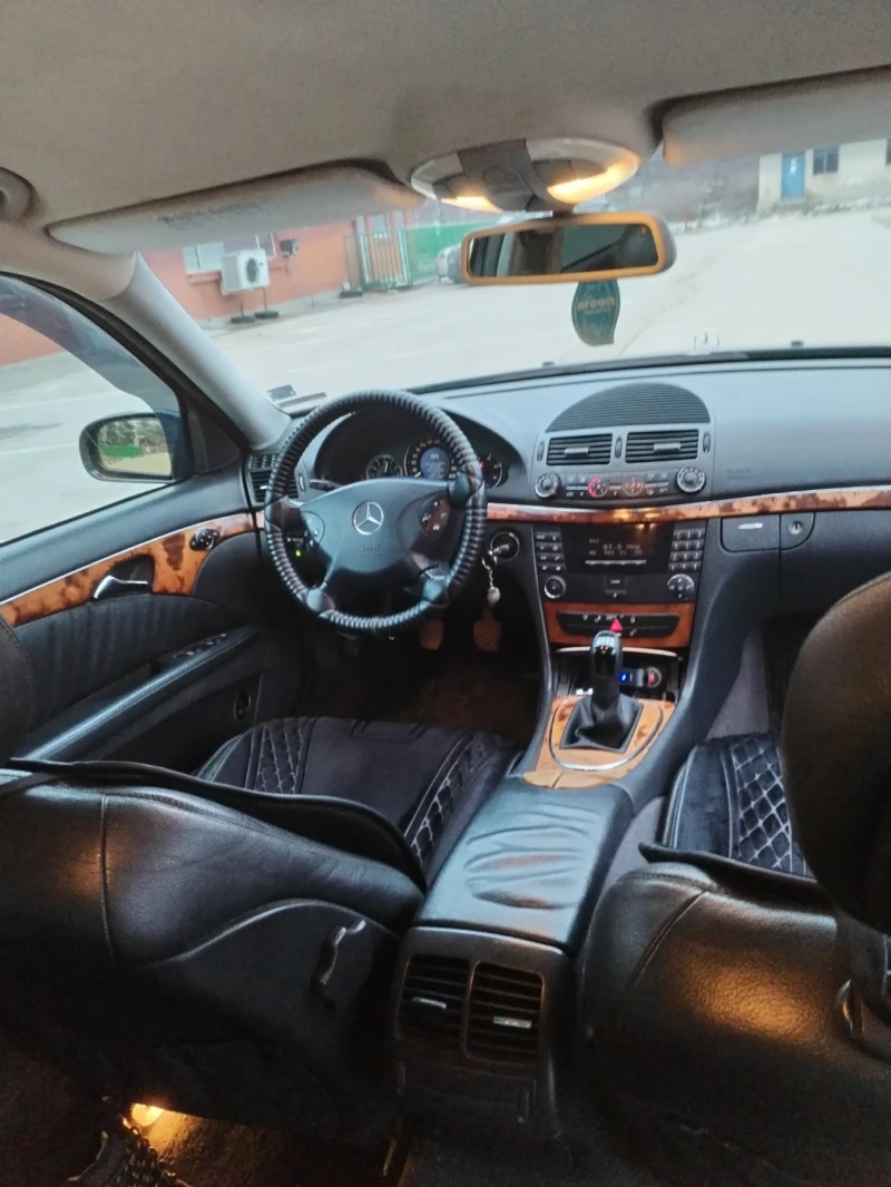 Mercedes-Benz E 220, снимка 11 - Автомобили и джипове - 52965787