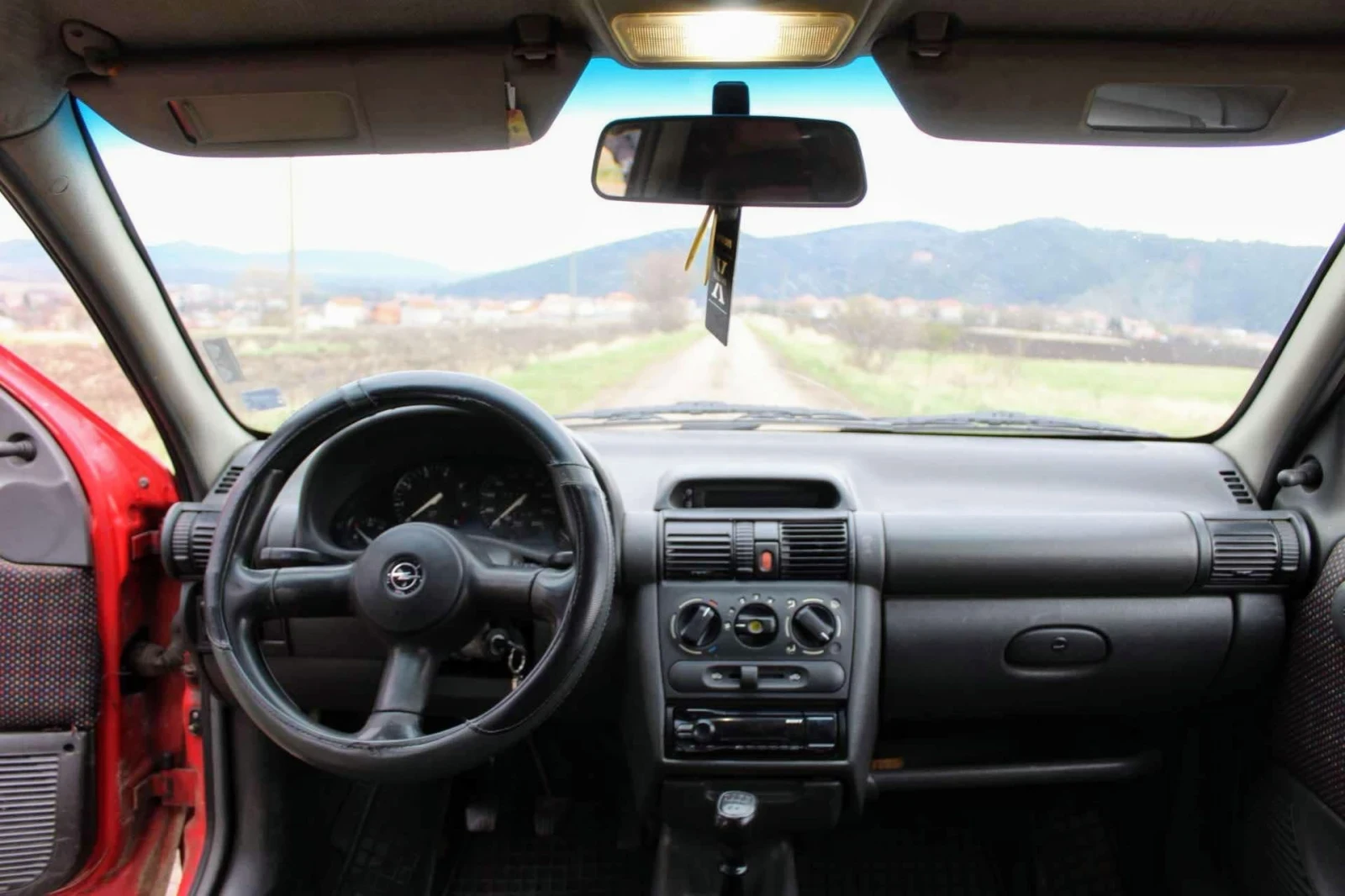 Opel Corsa 1.4 si 82к.с - изображение 7