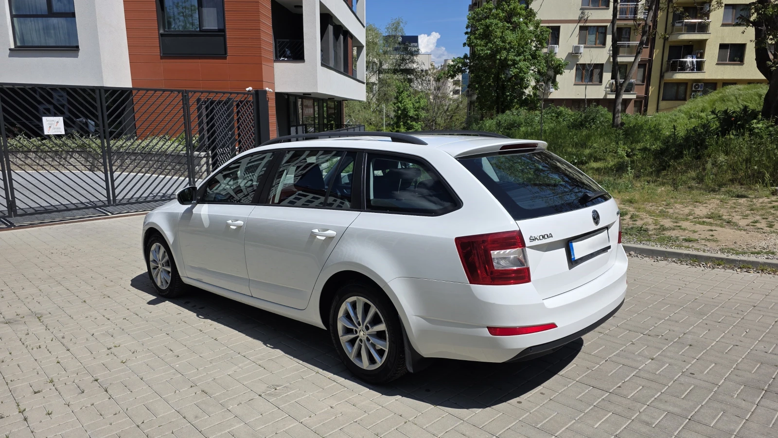 Skoda Octavia 1.6 TDI, снимка 4 - Автомобили и джипове - 54508931