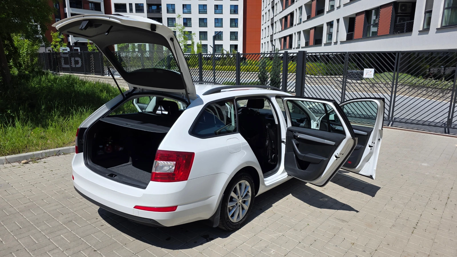 Skoda Octavia 1.6 TDI, снимка 8 - Автомобили и джипове - 54508931