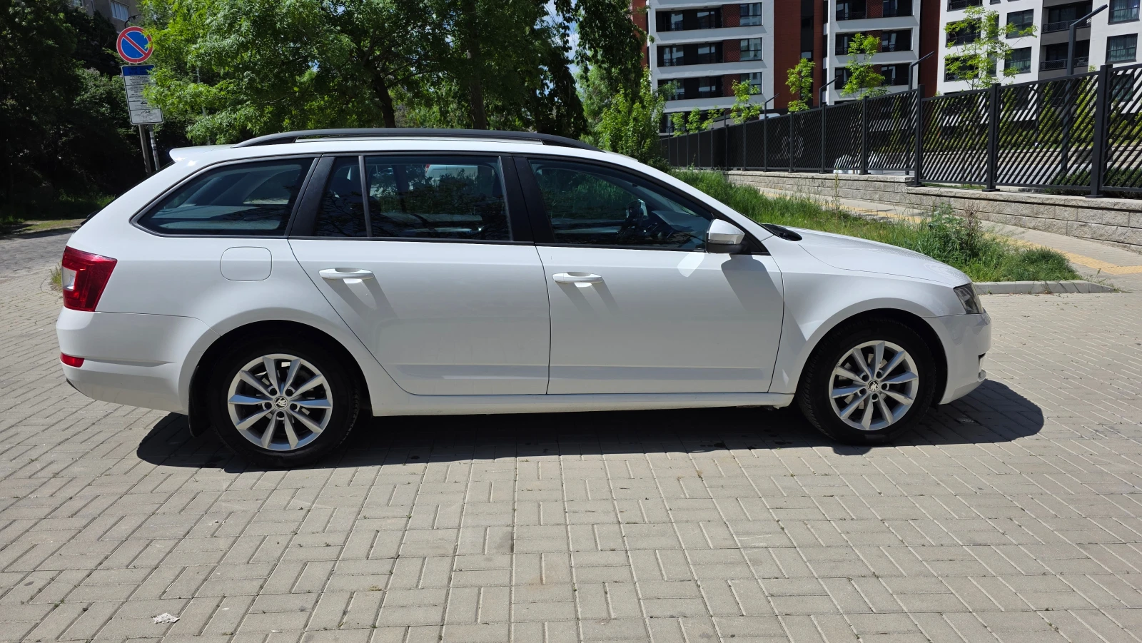 Skoda Octavia 1.6 TDI, снимка 6 - Автомобили и джипове - 54508931