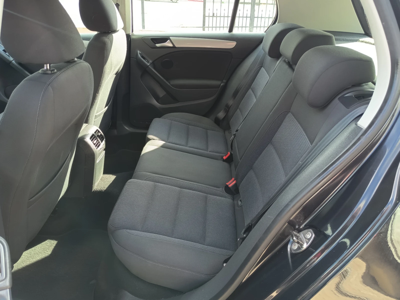 VW Golf 1.6tdi, снимка 10 - Автомобили и джипове - 56215210