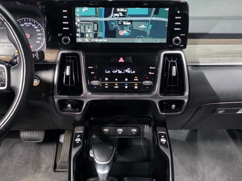 Kia Sorento 2.2 Automatic, снимка 11 - Автомобили и джипове - 55579863