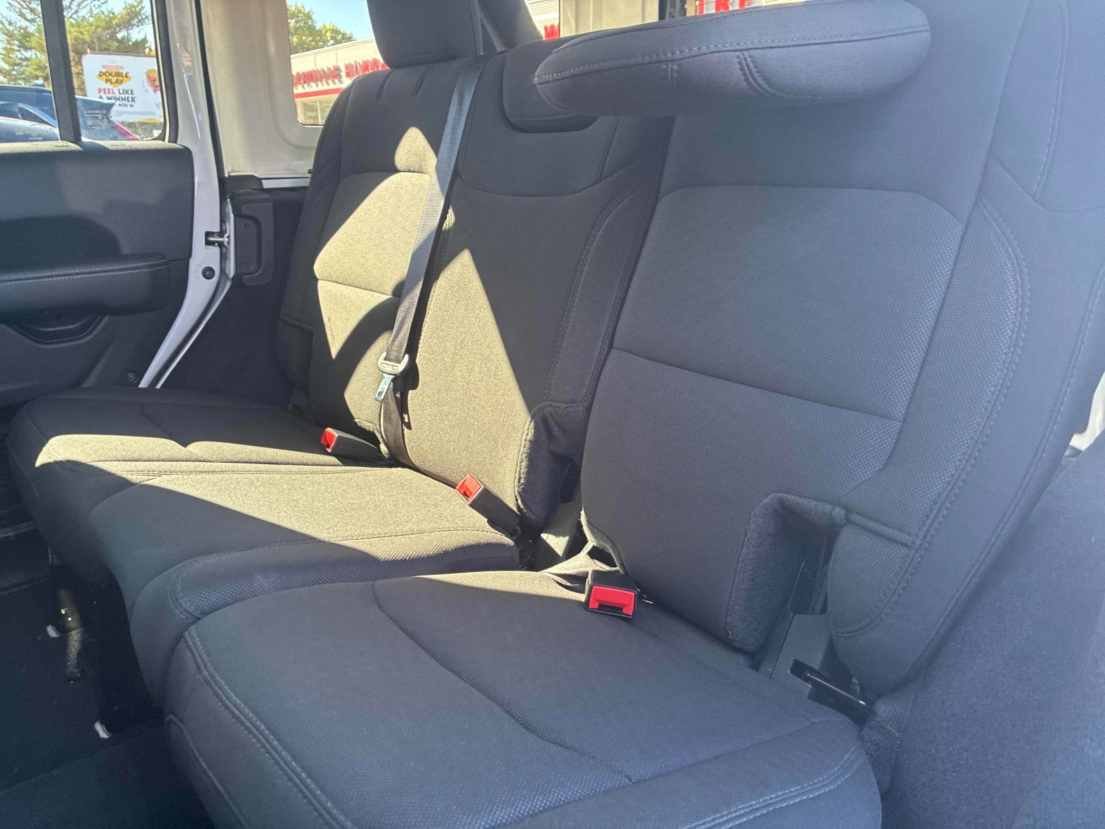 Jeep Wrangler Sahara * * CARFAX * * АВТО КРЕДИТ * * , снимка 8 - Автомобили и джипове - 54204668