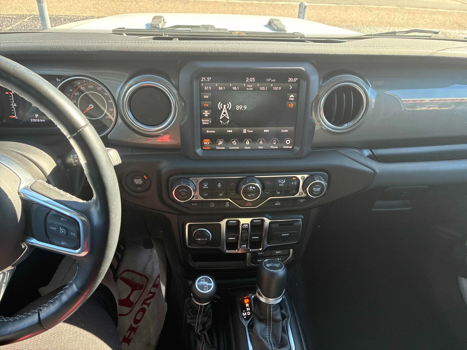 Jeep Wrangler Sahara * * CARFAX * * АВТО КРЕДИТ * * , снимка 9 - Автомобили и джипове - 54204668