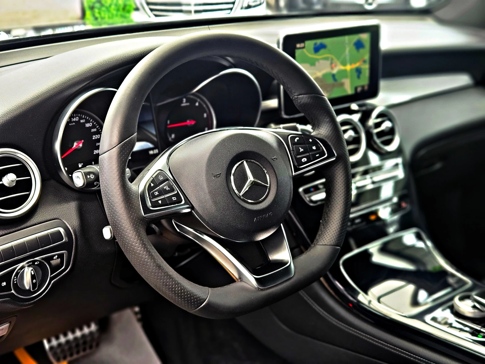 Mercedes-Benz GLC 250 AMG/COUPE/SHADOW LINE/CAMERA/AIRMATIC/KEYLESS/LIZI, снимка 11 - Автомобили и джипове - 54477508