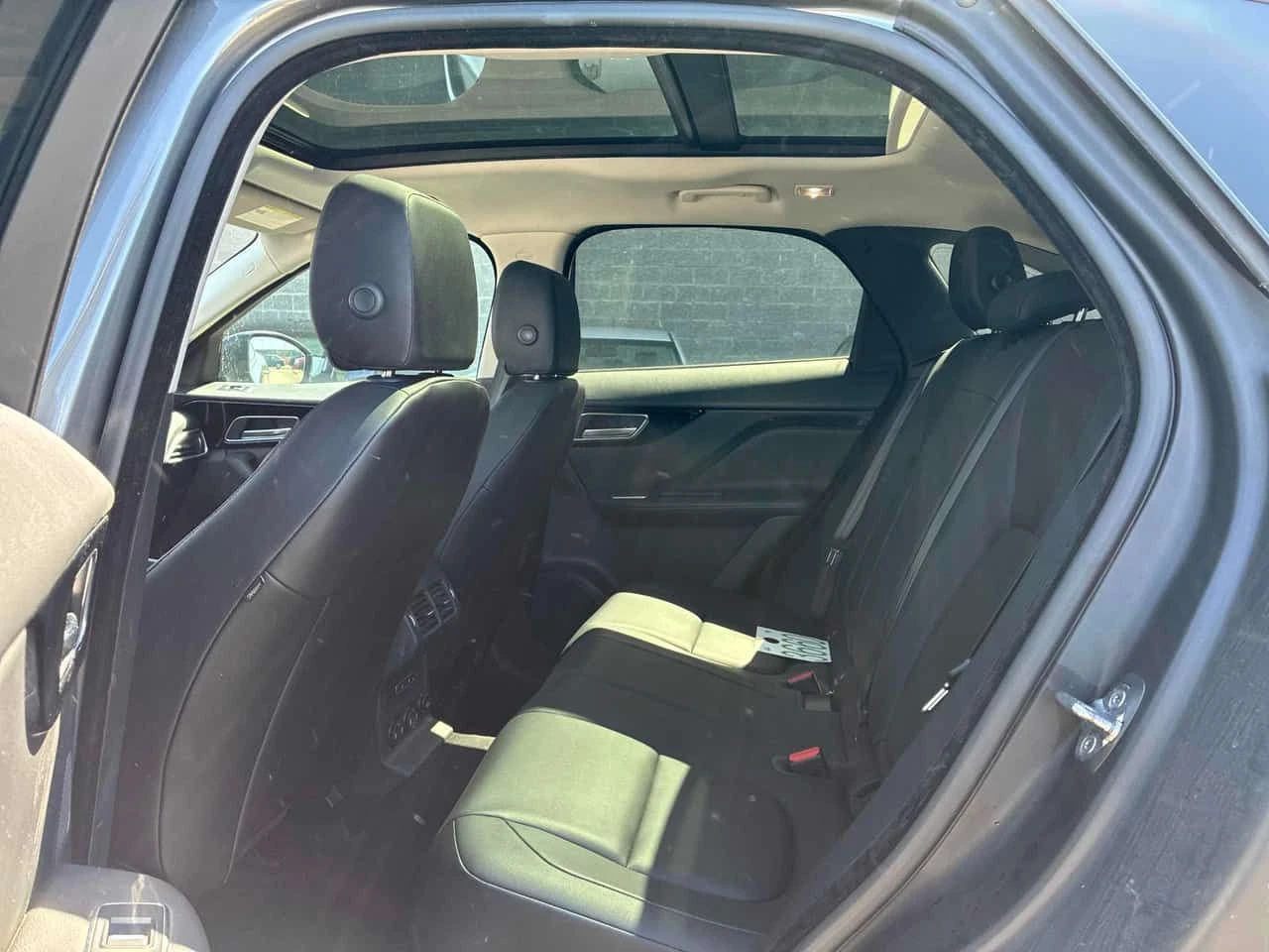 Jaguar F-PACE * Premium * PANO * ПОДГРЕВИ * КАМЕРА, снимка 15 - Автомобили и джипове - 54711025