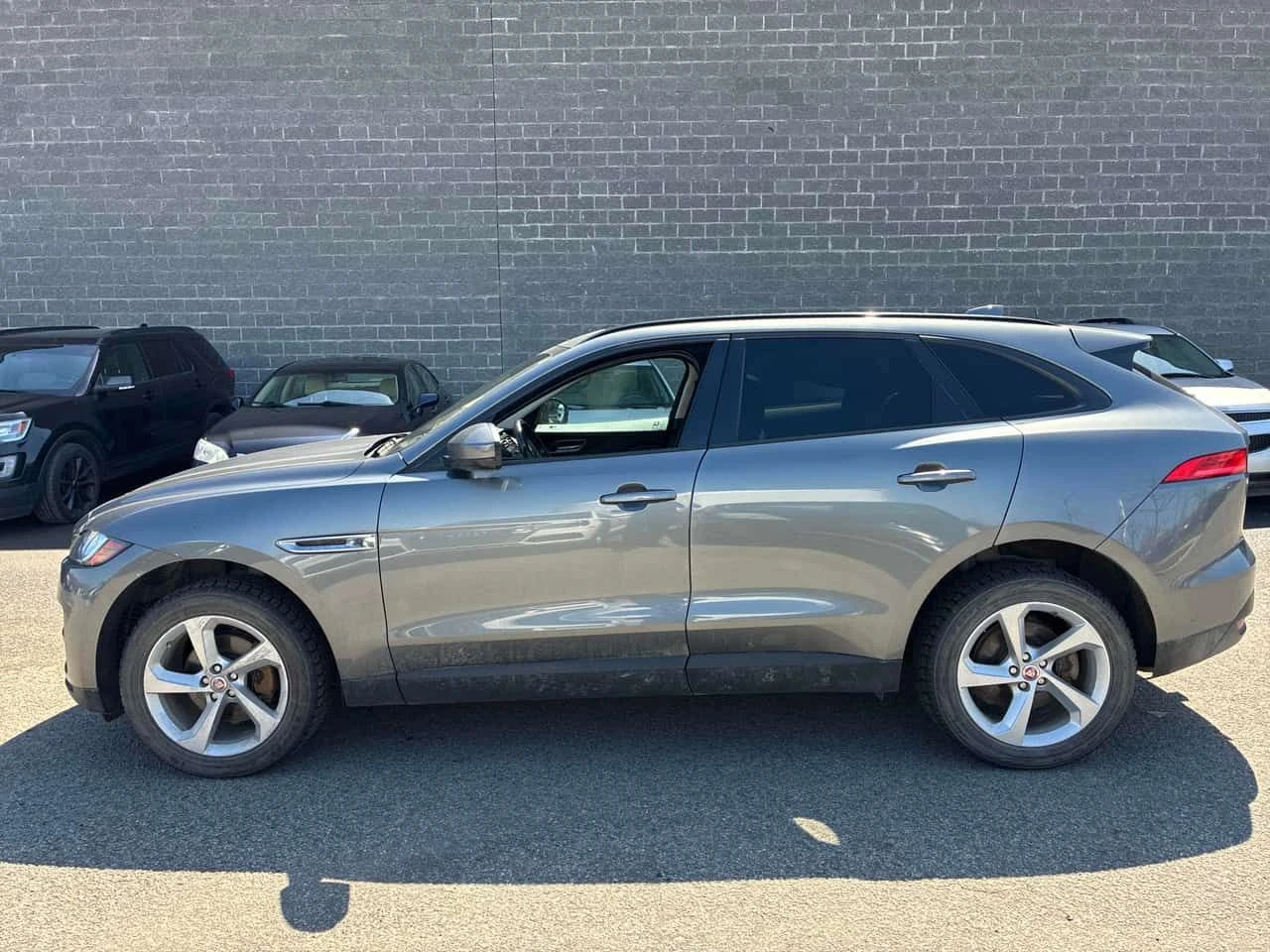 Jaguar F-PACE * Premium * PANO * ПОДГРЕВИ * КАМЕРА, снимка 2 - Автомобили и джипове - 54711025