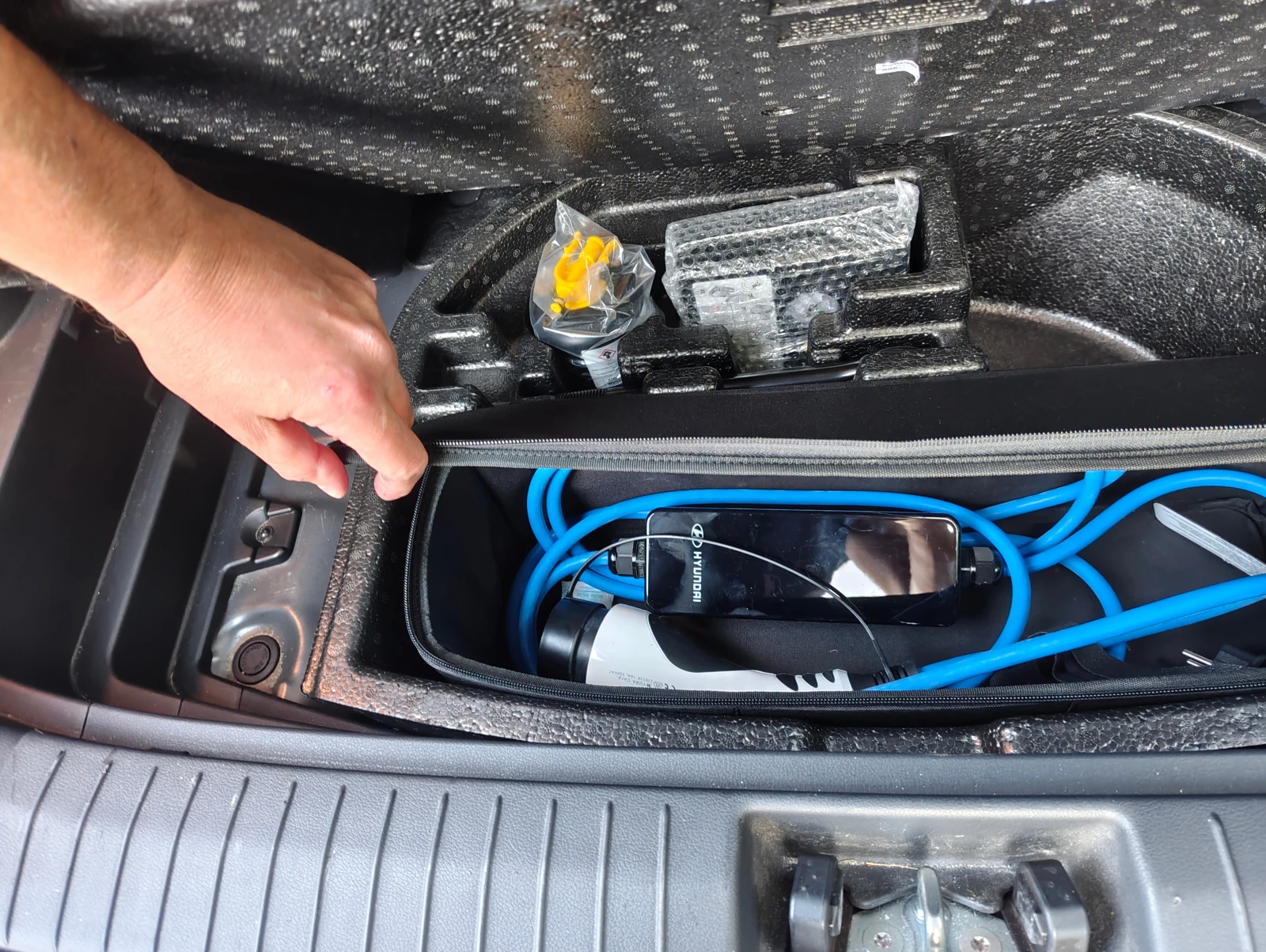 Hyundai Kona 64KWh* SOH 100%* LED* DISTRONIC* Tермопомпа* BLUEL, снимка 17 - Автомобили и джипове - 55712792