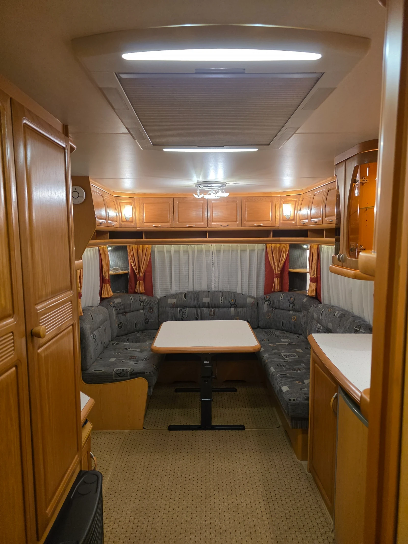 Каравана Hobby Prestige, снимка 11 - Каравани и кемпери - 54314279