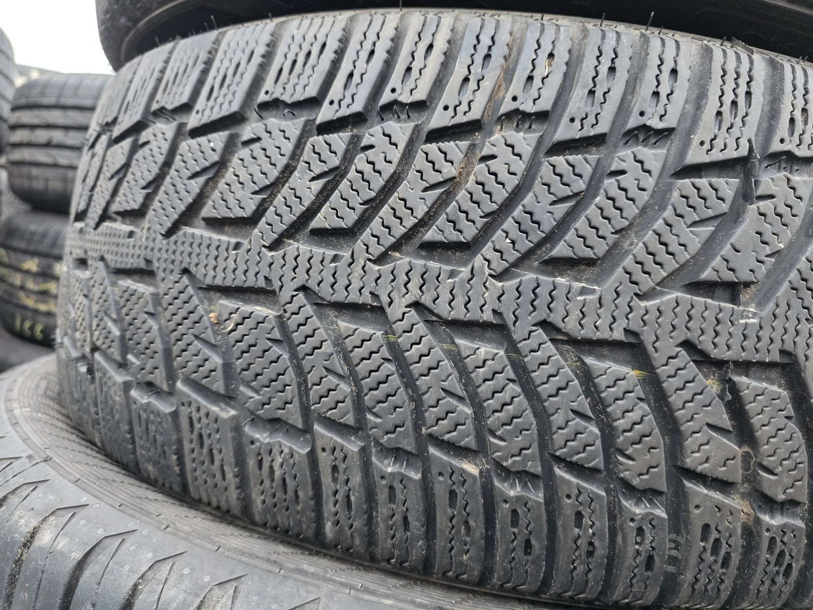 Гуми Зимни 215/55R17, снимка 2 - Гуми и джанти - 56726124
