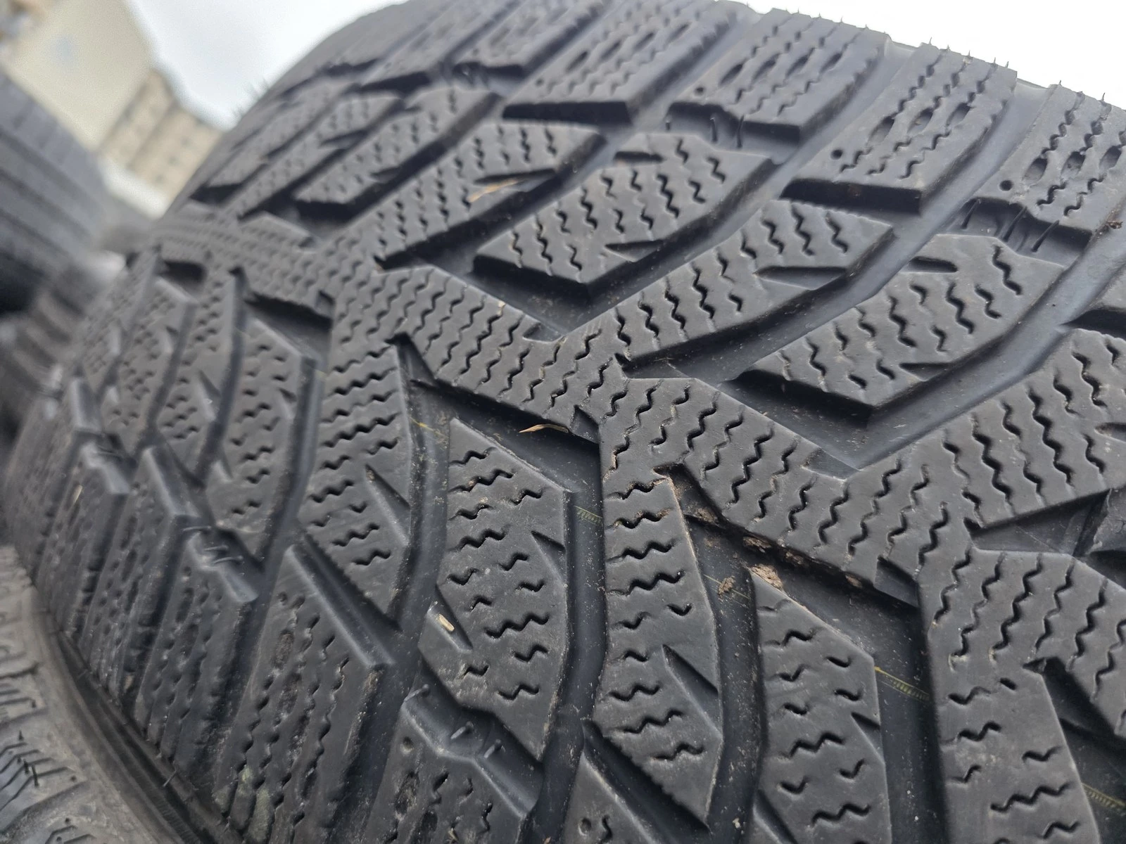 Гуми Зимни 215/55R17, снимка 4 - Гуми и джанти - 56726124