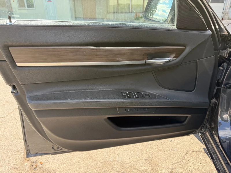 BMW 750 i xDrive, снимка 11 - Автомобили и джипове - 52008784