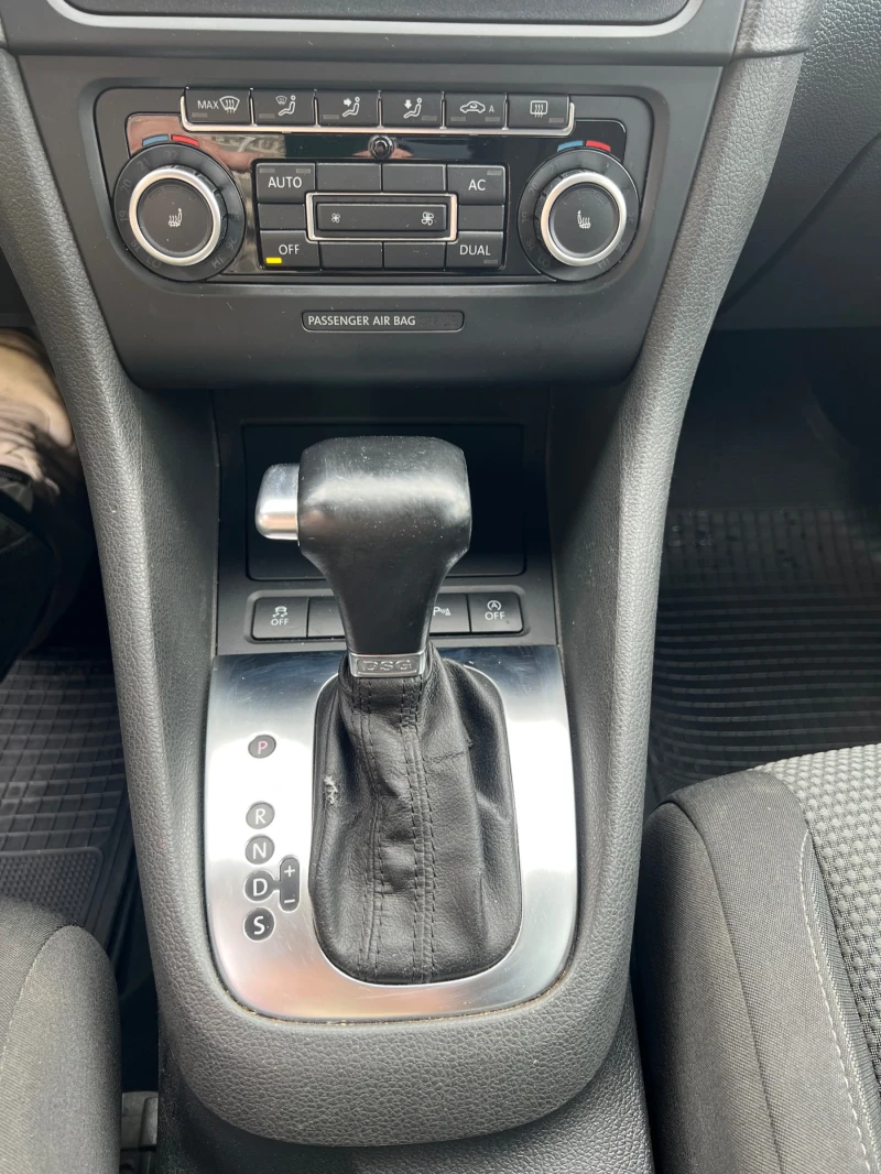 VW Golf 1.6TDI АВТОМАТ, снимка 12 - Автомобили и джипове - 52678174