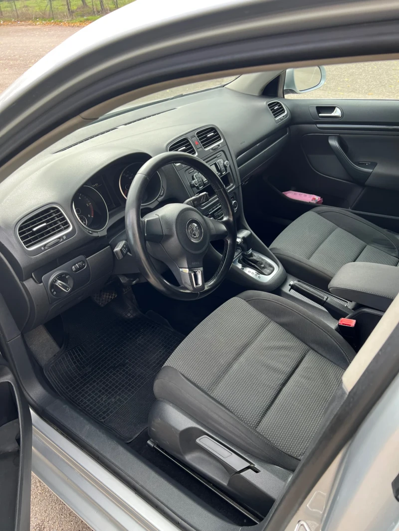 VW Golf 1.6TDI АВТОМАТ, снимка 9 - Автомобили и джипове - 52678174