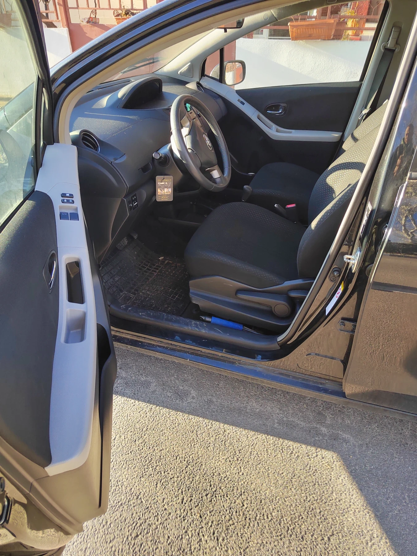 Toyota Yaris 1.3 Автоматик - изображение 2