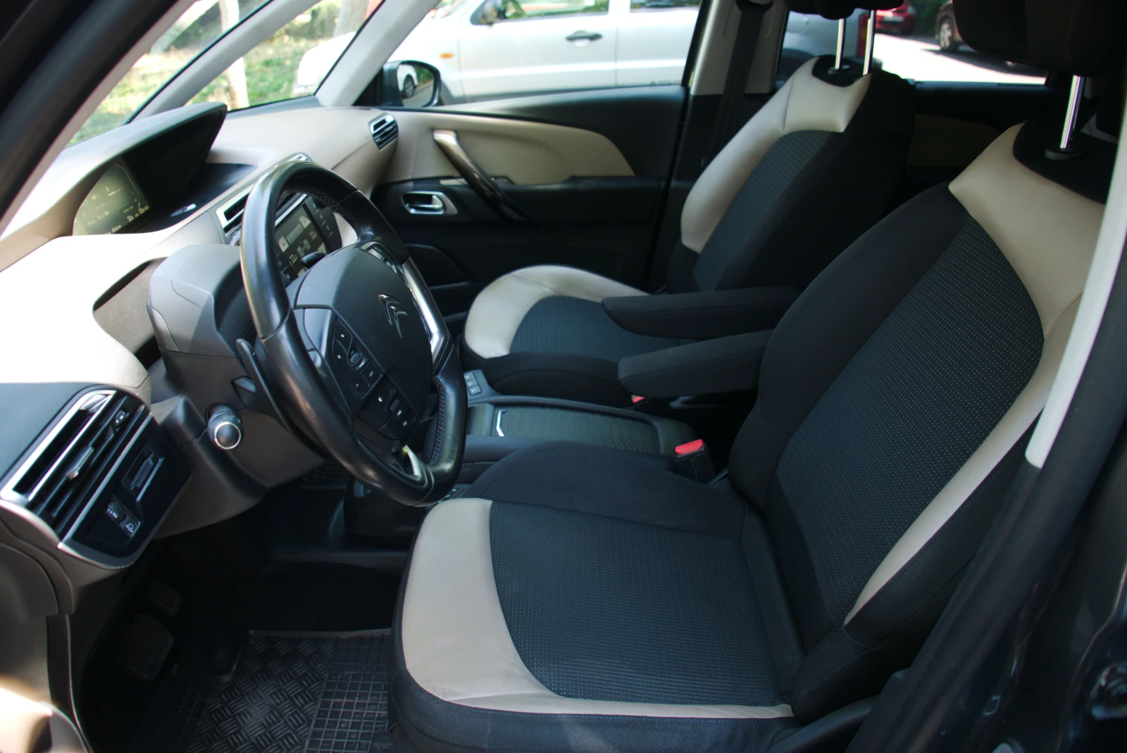 Citroen C4 Picasso 1.6 e-HDi Exclusive - изображение 8