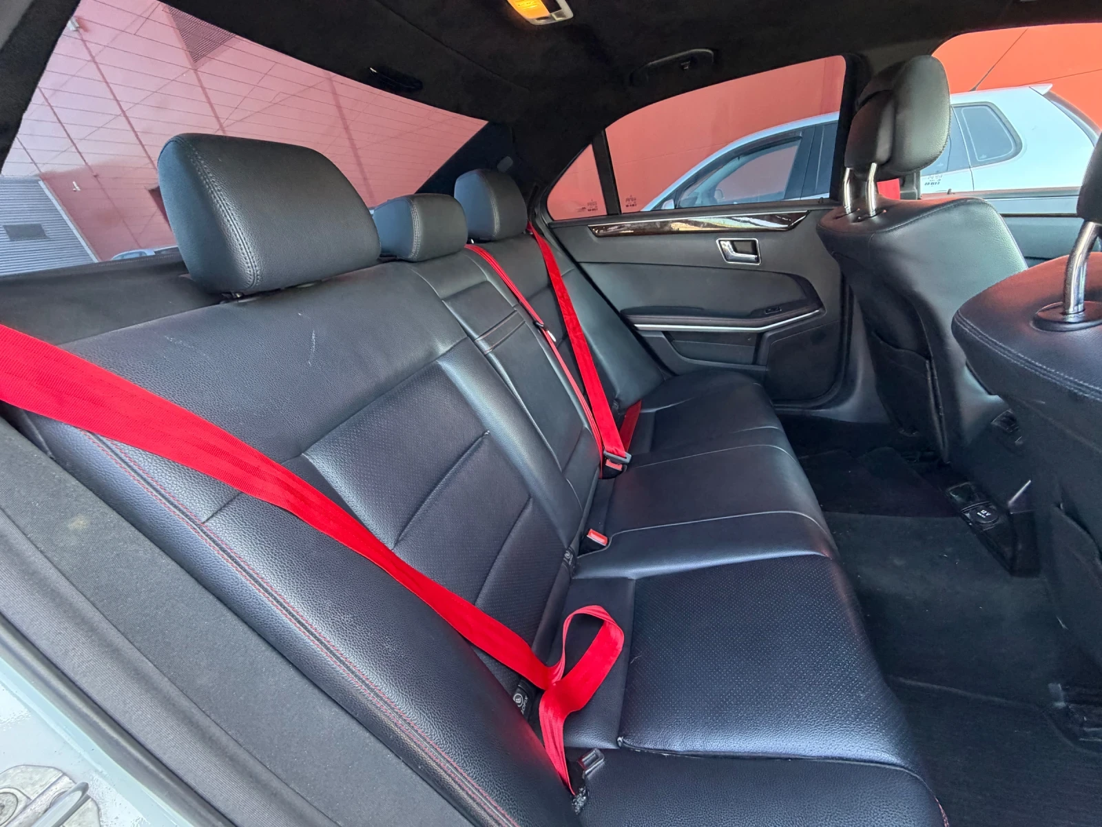 Mercedes-Benz E 220 БАРТЕР* AMG* АЛКАНТАРА* УНИКАТ* , снимка 6 - Автомобили и джипове - 55141551