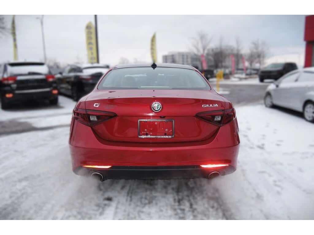 Alfa Romeo Giulia * 4dr Sdn Ti AWD| 8 PNEUS * CARFAX * ЦЕНА ДО БГ, снимка 15 - Автомобили и джипове - 53878237