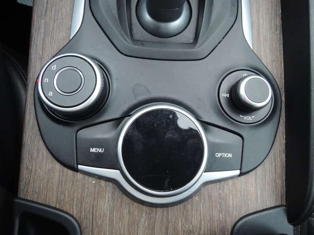 Alfa Romeo Giulia * 4dr Sdn Ti AWD| 8 PNEUS * CARFAX * ЦЕНА ДО БГ, снимка 10 - Автомобили и джипове - 53878237