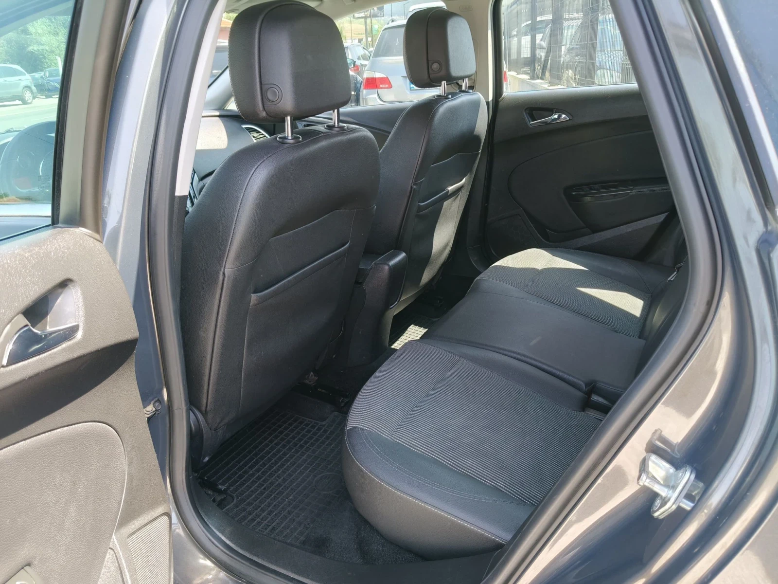 Opel Astra 1.6CDTi, снимка 9 - Автомобили и джипове - 55642414