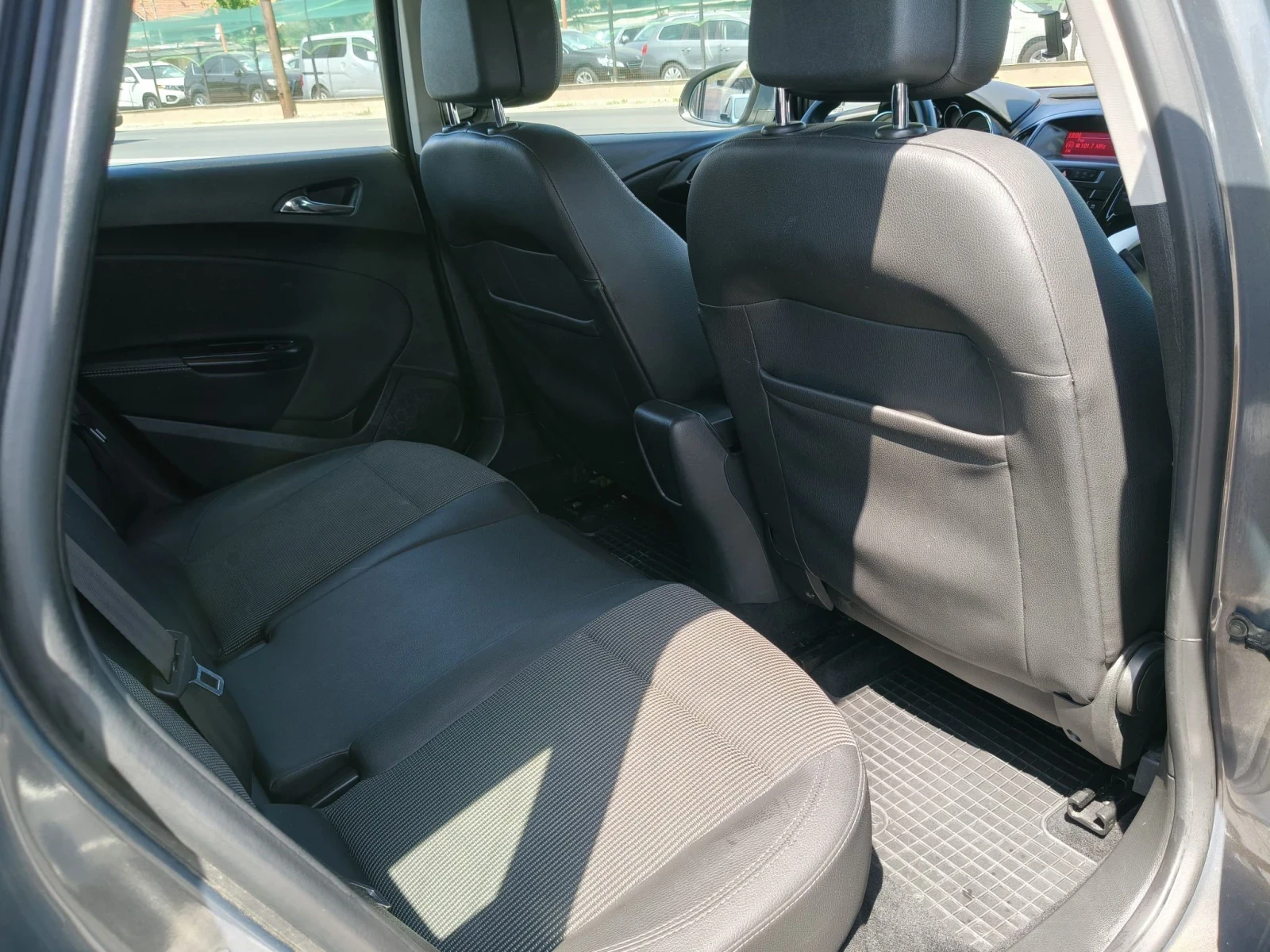 Opel Astra 1.6CDTi, снимка 10 - Автомобили и джипове - 55642414