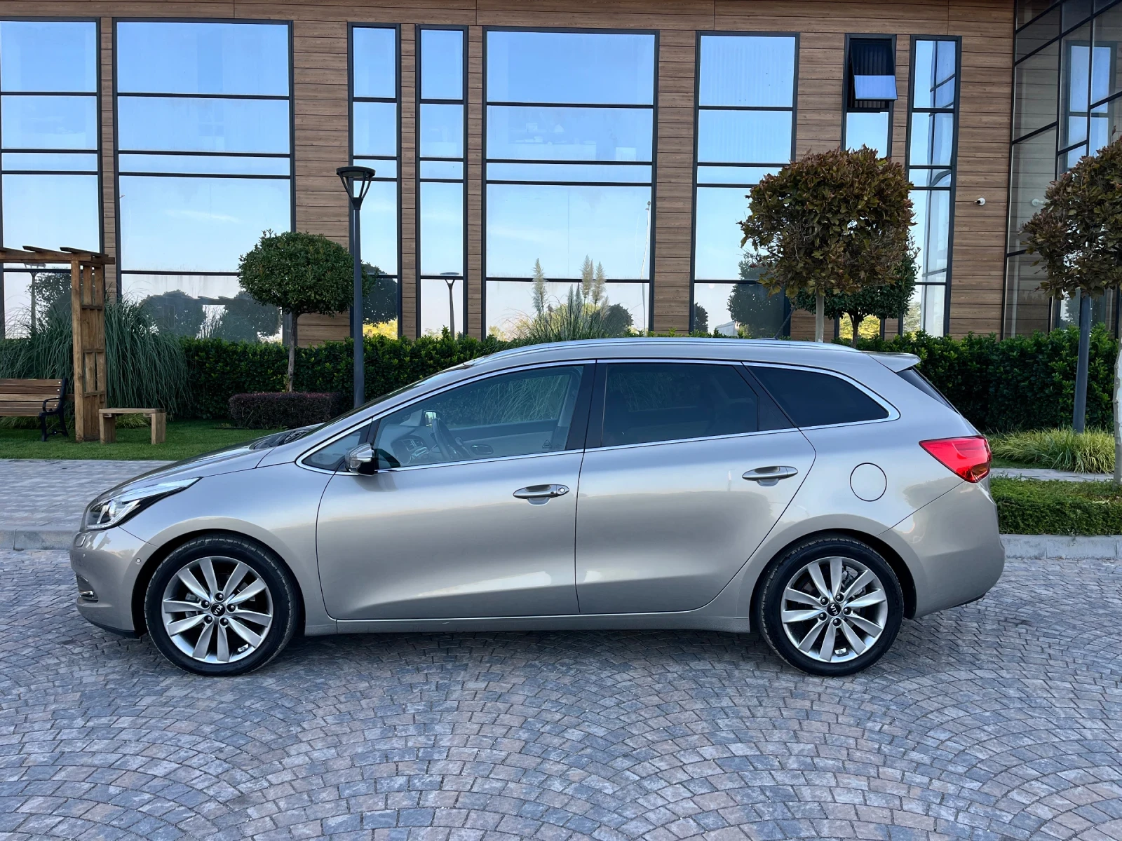 Kia Ceed 1.6CRDi* 128к.с.* 101400км.Доказуеми* Всички Екстр, снимка 6 - Автомобили и джипове - 56015172