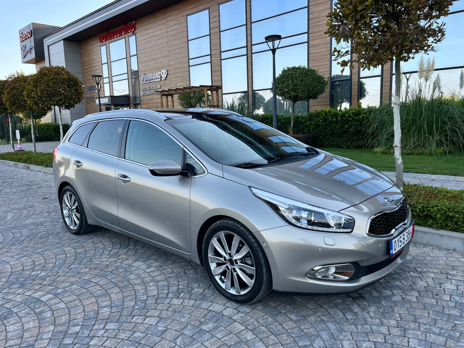Kia Ceed 1.6CRDi* 128к.с.* 101400км.Доказуеми* Всички Екстр, снимка 4 - Автомобили и джипове - 56015172