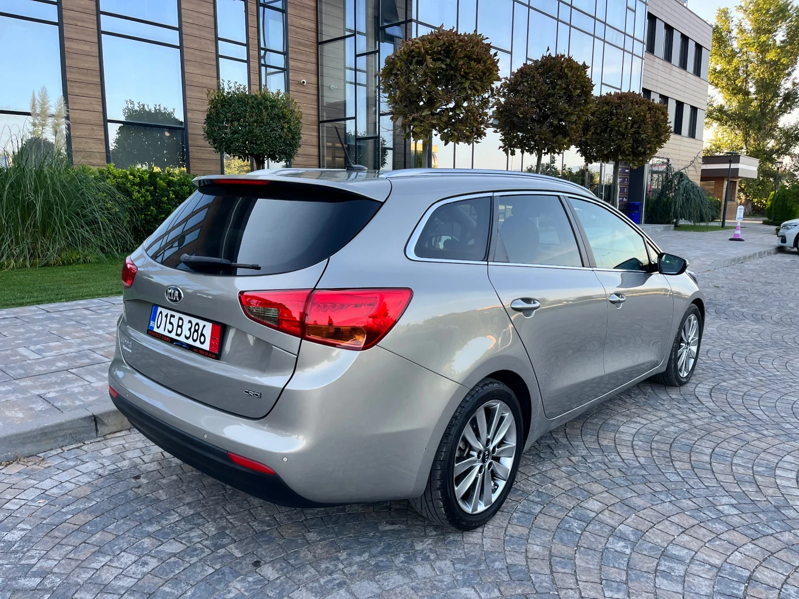 Kia Ceed 1.6CRDi* 128к.с.* 101400км.Доказуеми* Всички Екстр, снимка 5 - Автомобили и джипове - 56015172