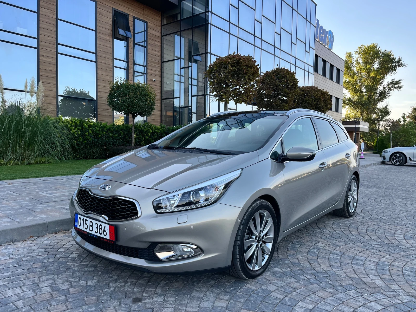 Kia Ceed 1.6CRDi* 128к.с.* 101400км.Доказуеми* Всички Екстр, снимка 3 - Автомобили и джипове - 56015172