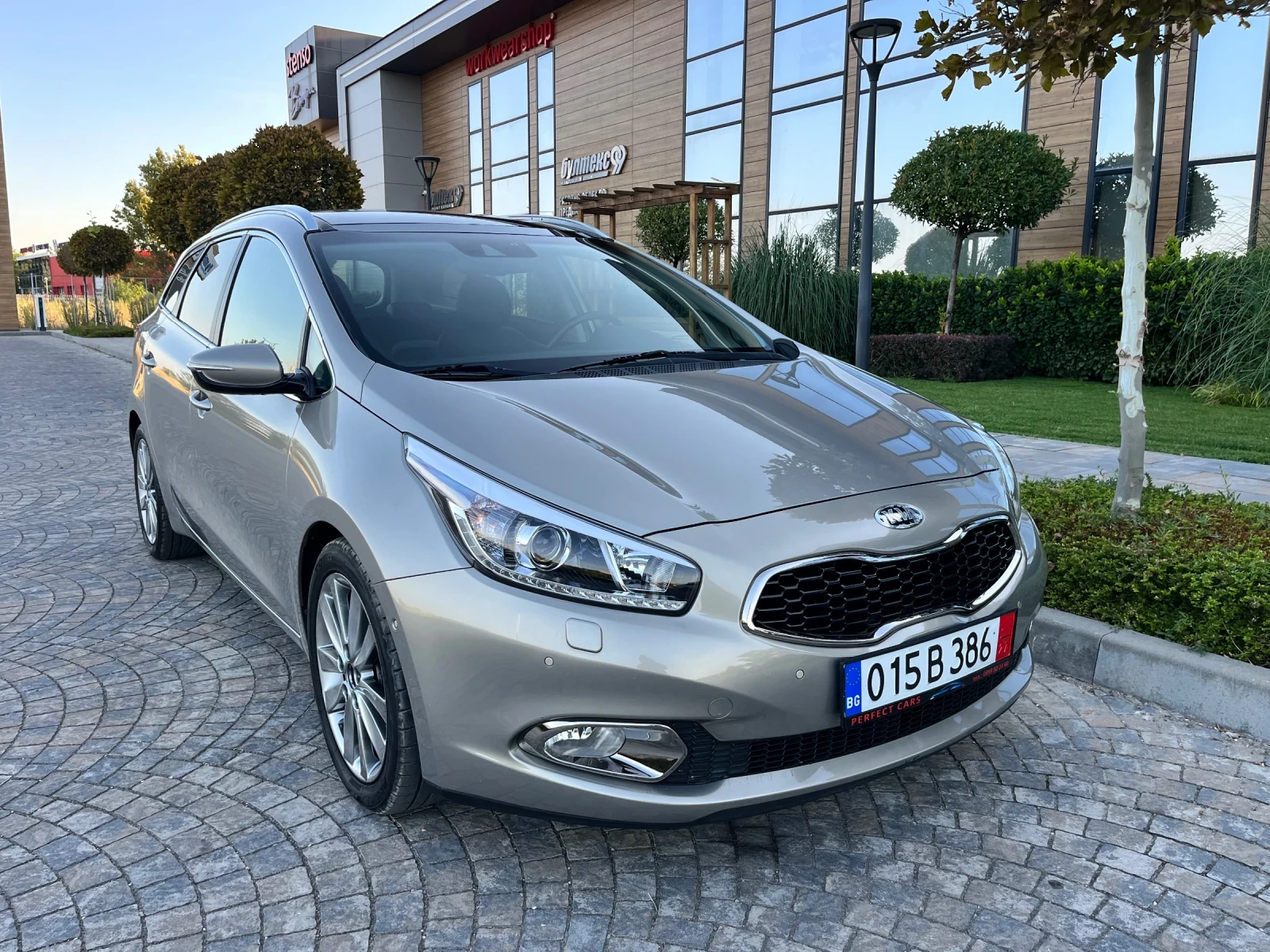 Kia Ceed 1.6CRDi* 128к.с.* 101400км.Доказуеми* Всички Екстр, снимка 7 - Автомобили и джипове - 56015172