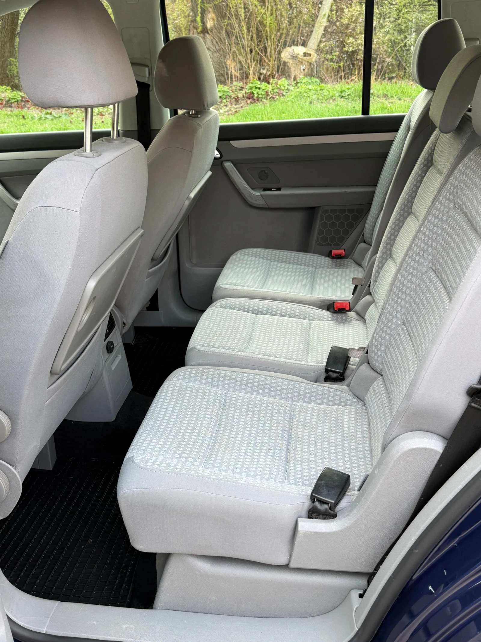 VW Touran 1.6 !!Сменени Вериги!!, снимка 9 - Автомобили и джипове - 54182243