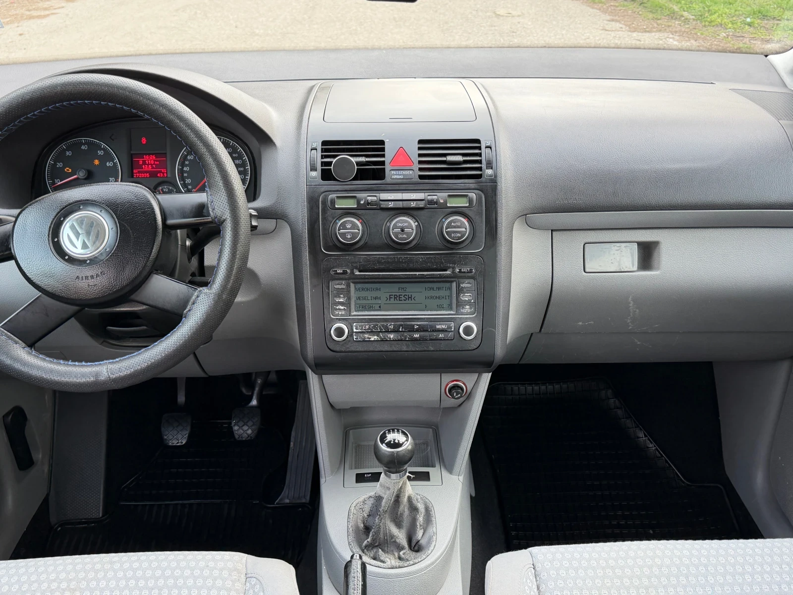 VW Touran 1.6 !!Сменени Вериги!!, снимка 10 - Автомобили и джипове - 54182243