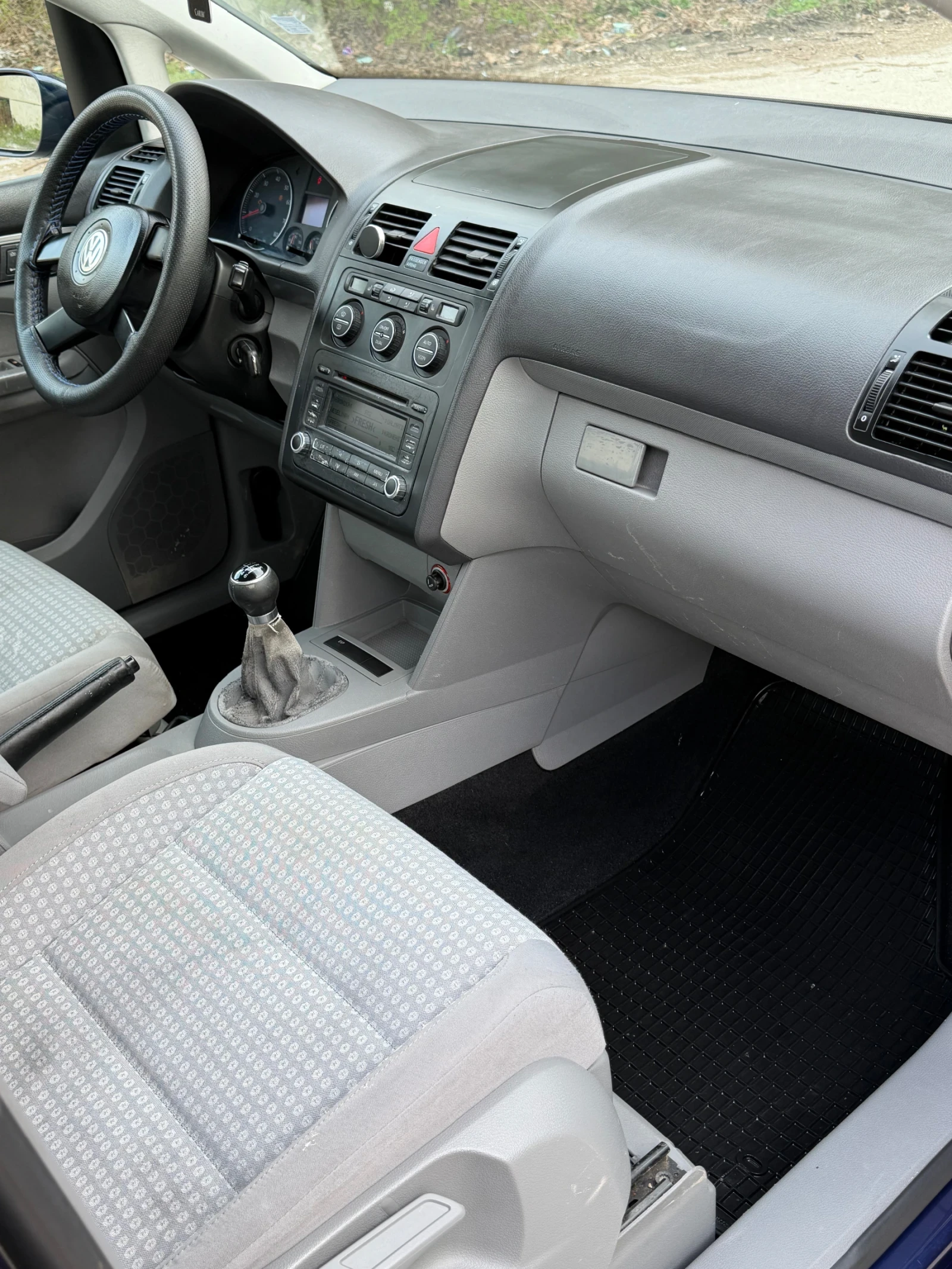 VW Touran 1.6 !!Сменени Вериги!!, снимка 12 - Автомобили и джипове - 54182243