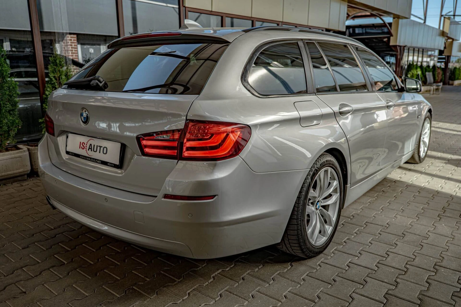 BMW 520 d/F11/Xenon/PDC/Панорама/Подгрев, снимка 6 - Автомобили и джипове - 55021402