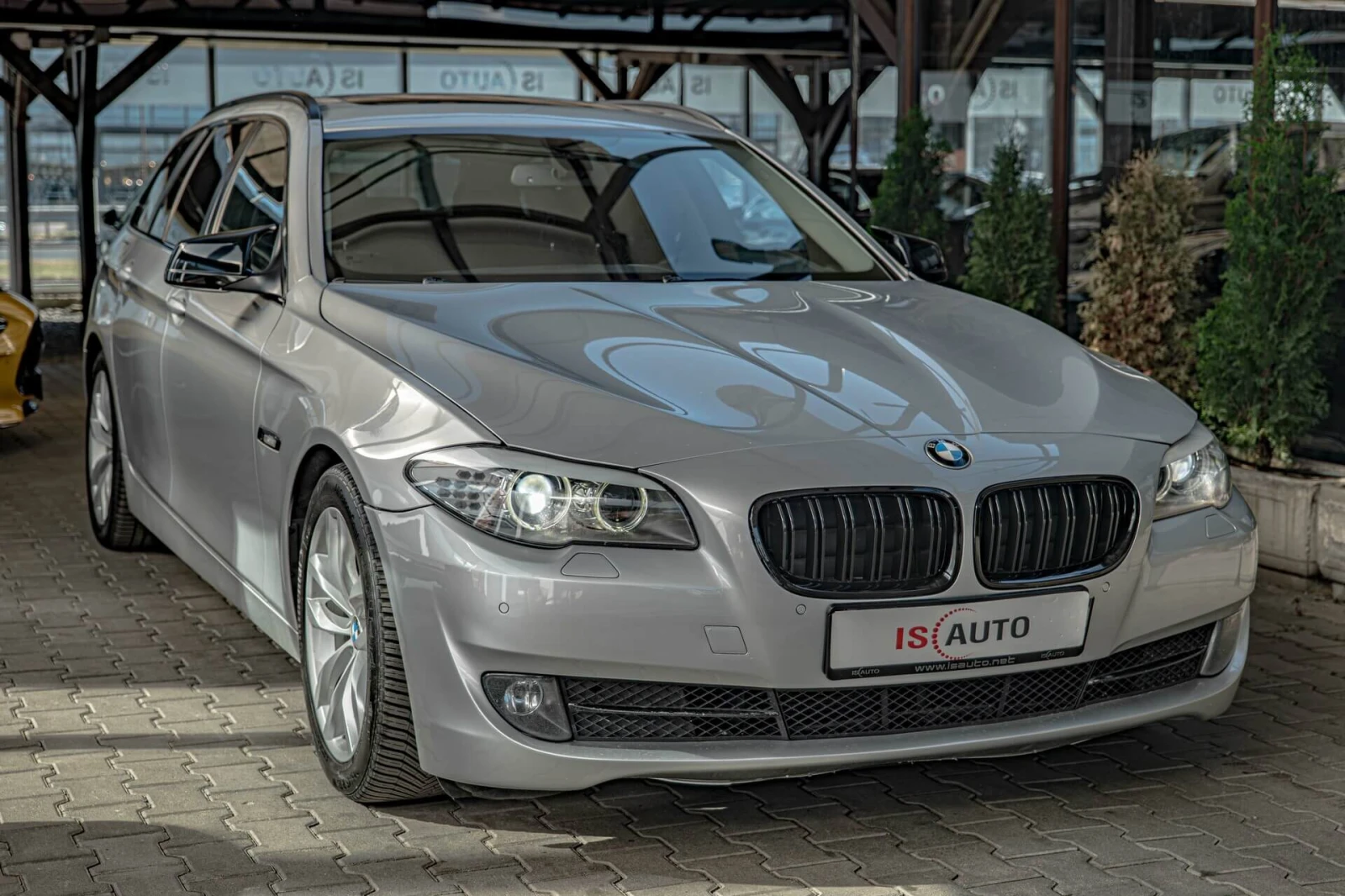 BMW 520 d/F11/Xenon/PDC/Панорама/Подгрев, снимка 2 - Автомобили и джипове - 55021402