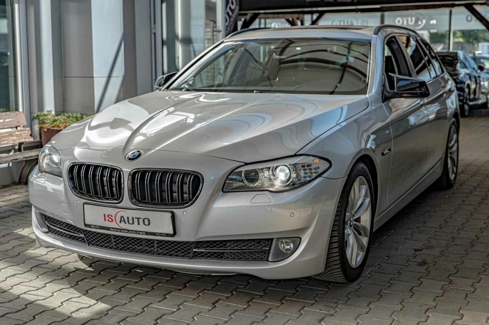 BMW 520 d/F11/Xenon/PDC/Панорама/Подгрев, снимка 3 - Автомобили и джипове - 55021402