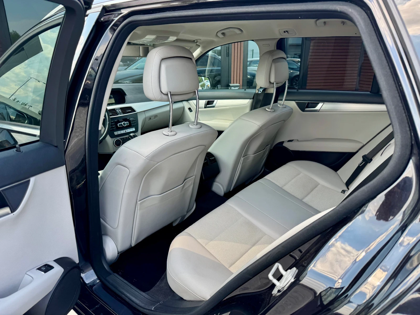 Mercedes-Benz C 250 Distronic* Blind Spot Assist* Harman/Kardon* ����� | Mobile.bg � ����������� 8