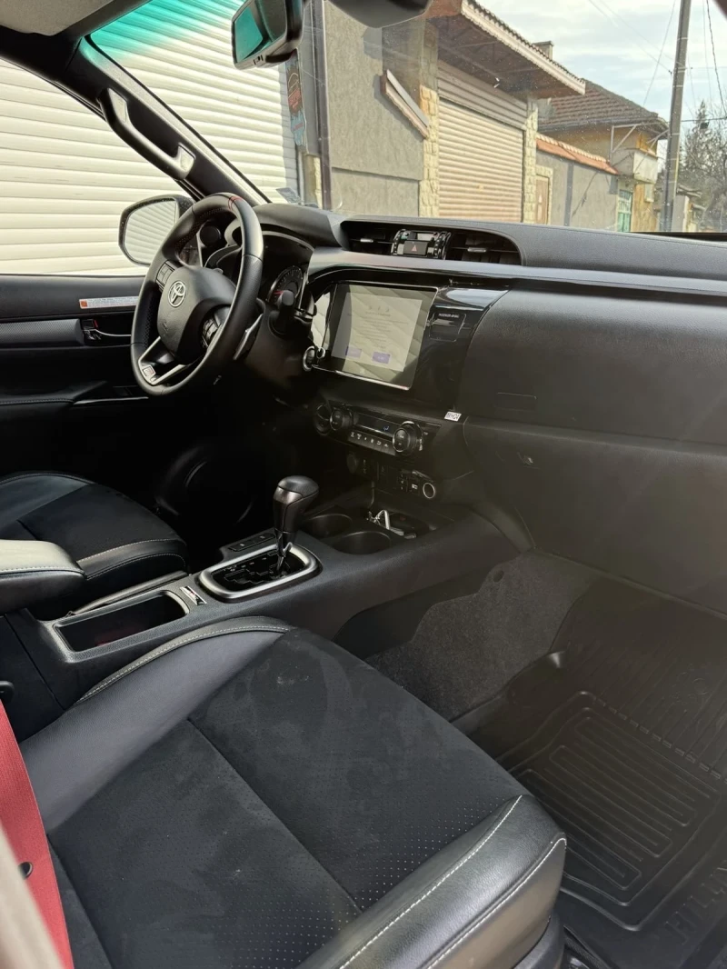 Toyota Hilux 2.8, снимка 8 - Автомобили и джипове - 52965550