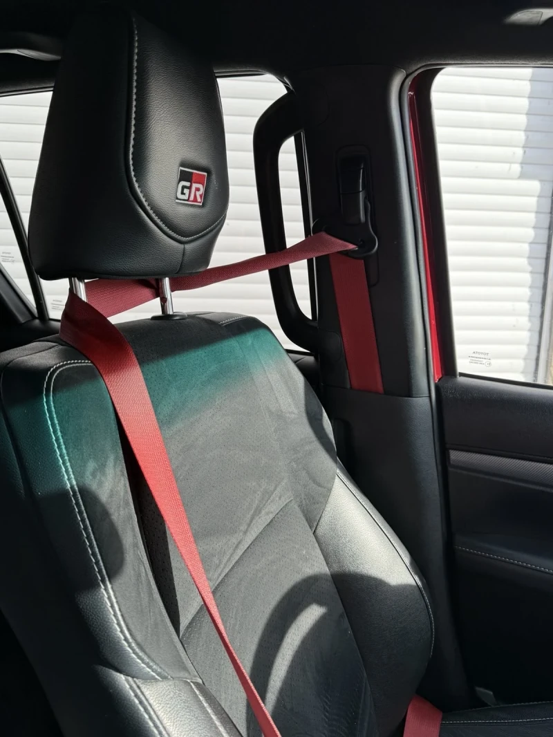 Toyota Hilux 2.8, снимка 10 - Автомобили и джипове - 52965550