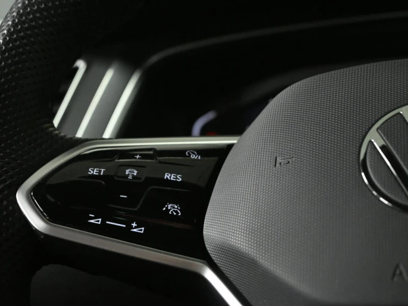 VW Tiguan Highline R-Line* 4Motion* АвтоКредит* (ЦЕНА ДО БГ), снимка 10 - Автомобили и джипове - 53157516