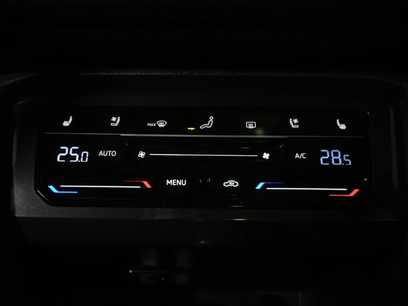 VW Tiguan Highline R-Line* 4Motion* АвтоКредит* (ЦЕНА ДО БГ), снимка 14 - Автомобили и джипове - 53157516