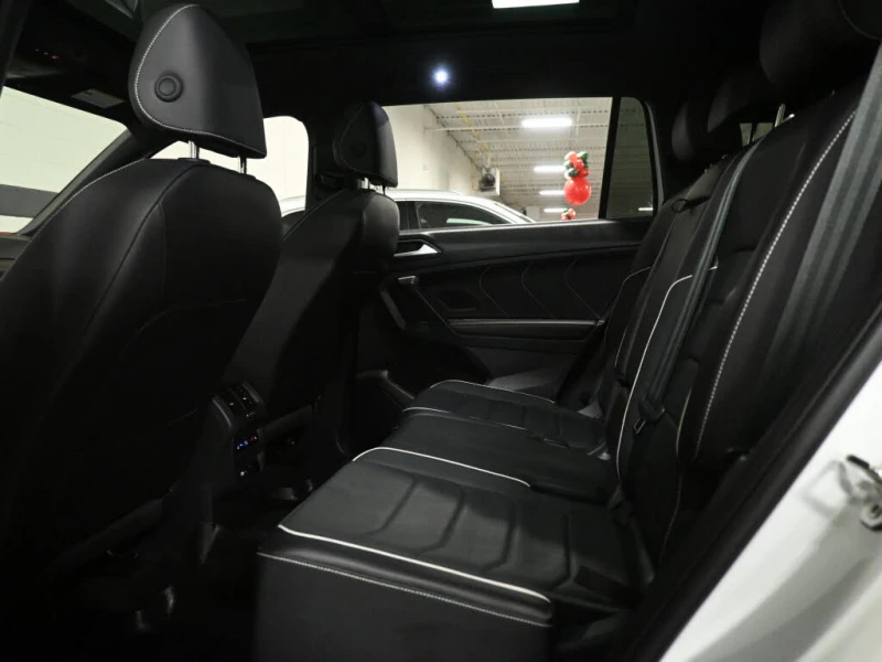 VW Tiguan Highline R-Line* 4Motion* АвтоКредит* (ЦЕНА ДО БГ), снимка 17 - Автомобили и джипове - 53157516