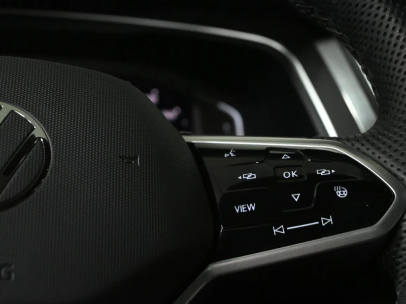 VW Tiguan Highline R-Line* 4Motion* АвтоКредит* (ЦЕНА ДО БГ), снимка 11 - Автомобили и джипове - 53157516