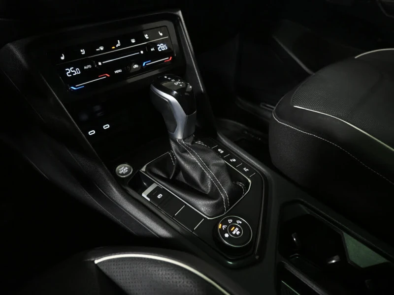 VW Tiguan Highline R-Line* 4Motion* АвтоКредит* (ЦЕНА ДО БГ), снимка 15 - Автомобили и джипове - 53157516