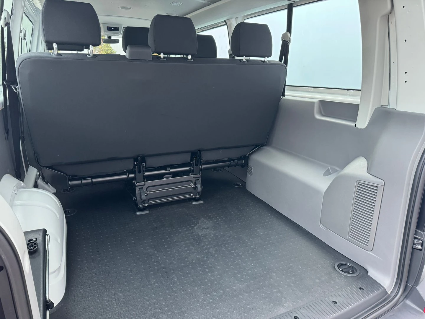 VW Transporter Kombi L 6.7 m3 TDI - изображение 10