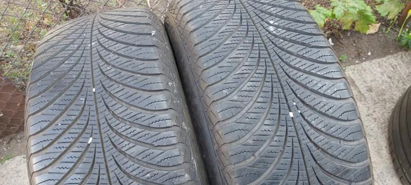 Гуми Зимни 235/60R18, снимка 2 - Гуми и джанти - 30570266